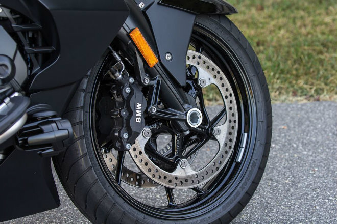 Cận cảnh phi thuyền 2 bánh đắt hơn Camry mới về Việt Nam