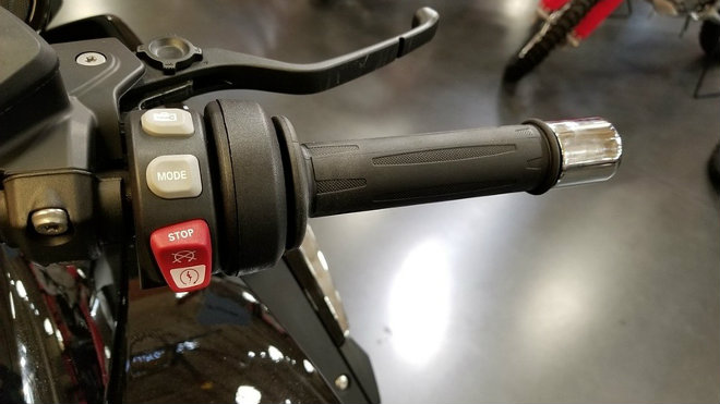 Cận cảnh phi thuyền 2 bánh đắt hơn Camry mới về Việt Nam