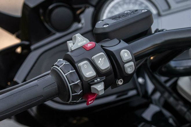 Cận cảnh phi thuyền 2 bánh đắt hơn Camry mới về Việt Nam