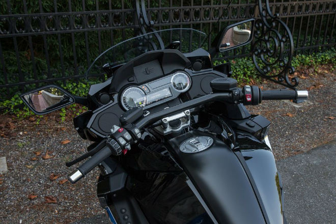 Cận cảnh phi thuyền 2 bánh đắt hơn Camry mới về Việt Nam