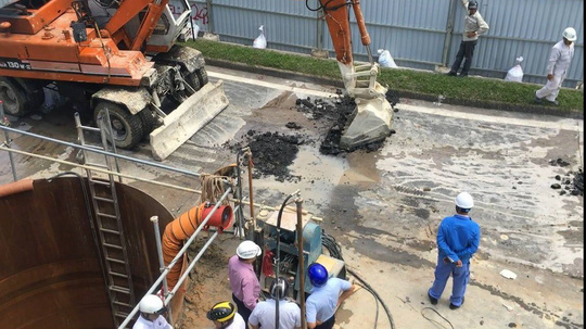 Sụp lún ở đường Võ Văn Kiệt, giao thông bị phong tỏa nhiều giờ