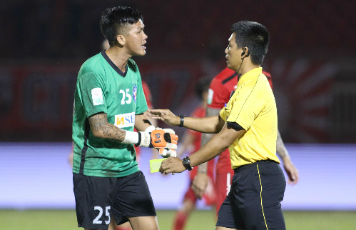 Thủ môn Đà Nẵng bị cấm bốn trận vì đá đối phương