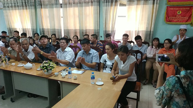 Vụ trao nhầm con ở Ba Vì: Đêm đầu tiên nhiều cảm xúc của hai gia đình sau khi đón đứa con máu mủ trở về