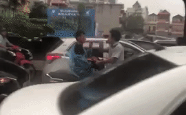 Va quệt taxi, thanh niên xe máy dửng dưng bỏ đi và cái kết gây chú ý giữa đường Va quệt taxi, thanh niên xe máy dửng dưng bỏ đi và cái kết gây chú ý giữa đường