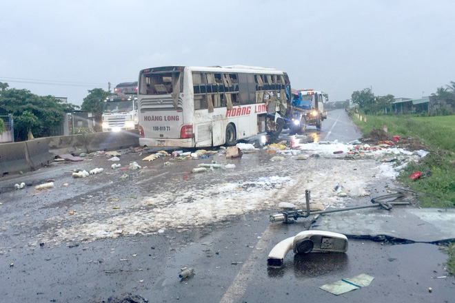 Xe khách giường nằm tông vào dải phân cách, lật nghiêng, 2 người tử vong