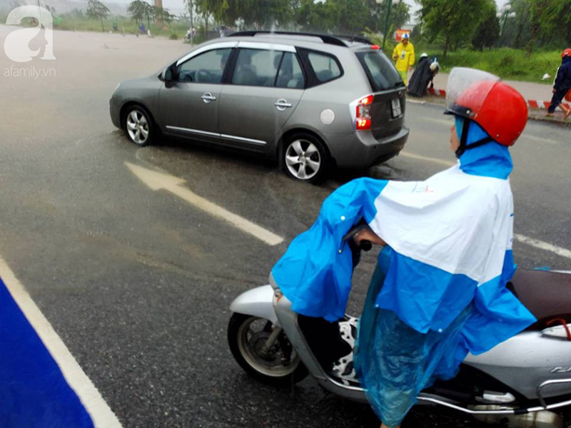 Hà Đông: Nhiều điểm ngập sau đêm mưa tầm tã, xe cộ phải dắt bộ vì hư hỏng