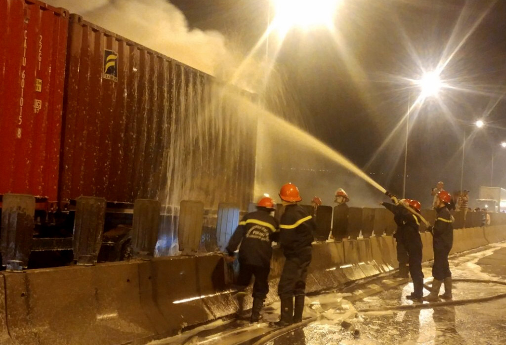 Hiện trường ôtô cháy rụi sau khi tông xe đầu kéo khiến 2 người chết