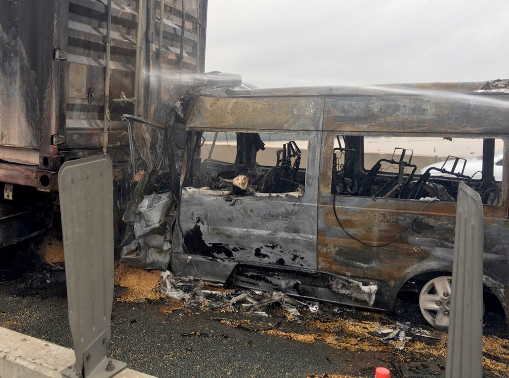 Hiện trường ôtô cháy rụi sau khi tông xe đầu kéo khiến 2 người chết