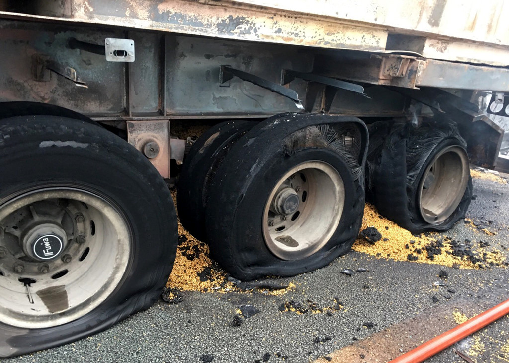 Hiện trường ôtô cháy rụi sau khi tông xe đầu kéo khiến 2 người chết