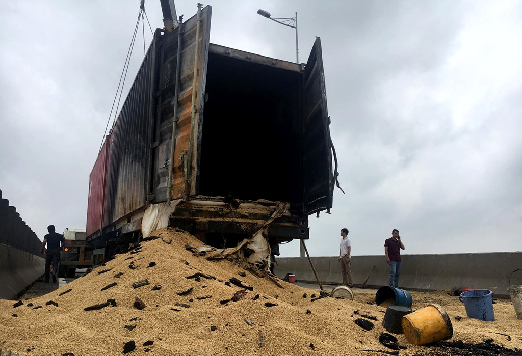 Hiện trường ôtô cháy rụi sau khi tông xe đầu kéo khiến 2 người chết