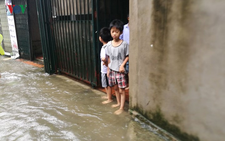 Hà Nội mưa trắng trời, nhiều phố thành sông Hà Nội mưa trắng trời, nhiều phố thành sông