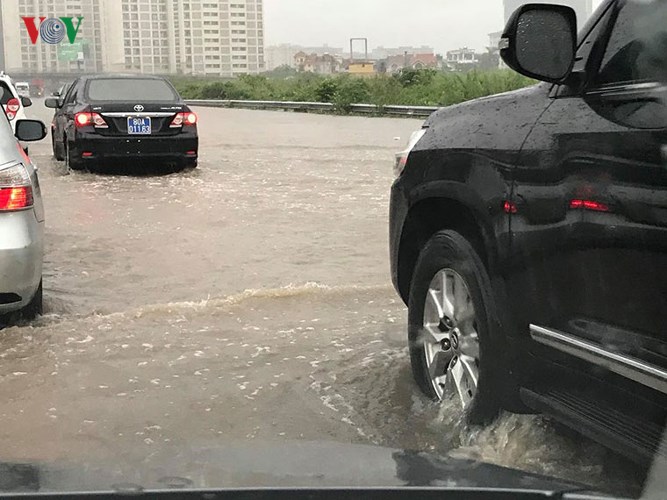 Hà Nội mưa trắng trời, nhiều phố thành sông