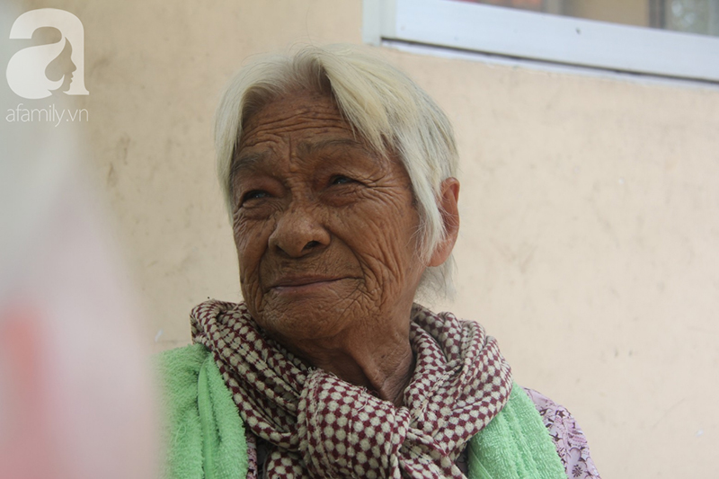 Người phụ nữ 62 tuổi cả đời không lấy chồng vì mải nuôi mẹ và dì, nhà là hai cây dù cũ nát nép dưới chân cầu Sài Gòn