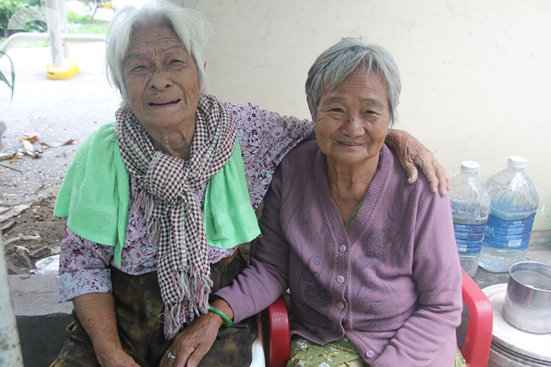 Người phụ nữ 62 tuổi cả đời không lấy chồng vì mải nuôi mẹ và dì, nhà là hai cây dù cũ nát nép dưới chân cầu Sài Gòn