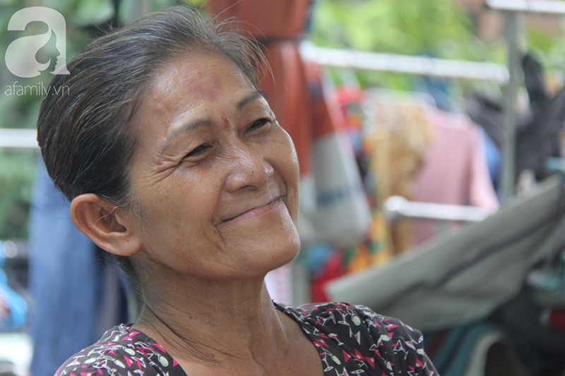 Người phụ nữ 62 tuổi cả đời không lấy chồng vì mải nuôi mẹ và dì, nhà là hai cây dù cũ nát nép dưới chân cầu Sài Gòn