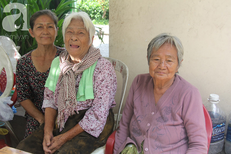 Người phụ nữ 62 tuổi cả đời không lấy chồng vì mải nuôi mẹ và dì, nhà là hai cây dù cũ nát nép dưới chân cầu Sài Gòn