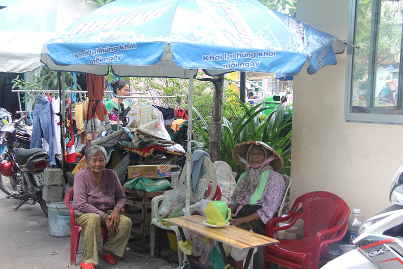 Người phụ nữ 62 tuổi cả đời không lấy chồng vì mải nuôi mẹ và dì, nhà là hai cây dù cũ nát nép dưới chân cầu Sài Gòn