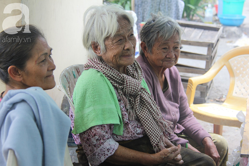 Người phụ nữ 62 tuổi cả đời không lấy chồng vì mải nuôi mẹ và dì, nhà là hai cây dù cũ nát nép dưới chân cầu Sài Gòn