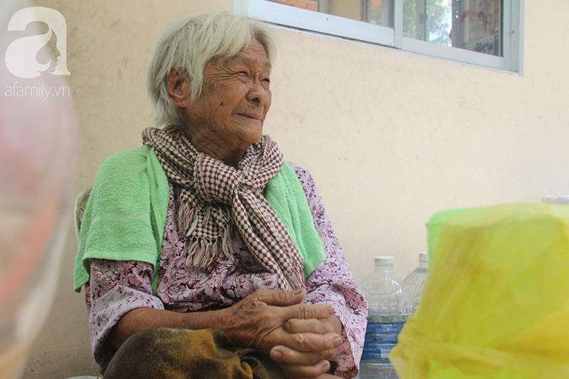 Người phụ nữ 62 tuổi cả đời không lấy chồng vì mải nuôi mẹ và dì, nhà là hai cây dù cũ nát nép dưới chân cầu Sài Gòn