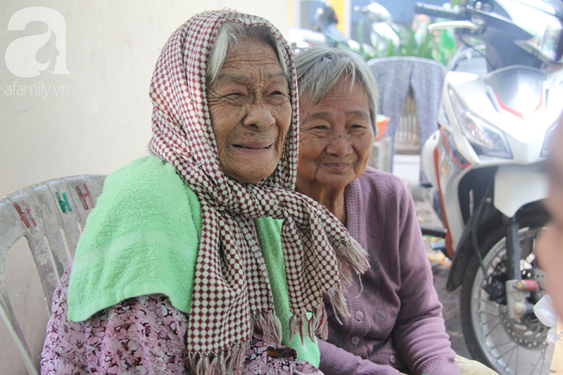Người phụ nữ 62 tuổi cả đời không lấy chồng vì mải nuôi mẹ và dì, nhà là hai cây dù cũ nát nép dưới chân cầu Sài Gòn