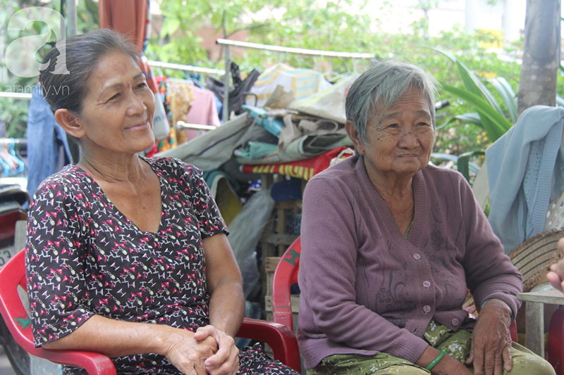 Người phụ nữ 62 tuổi cả đời không lấy chồng vì mải nuôi mẹ và dì, nhà là hai cây dù cũ nát nép dưới chân cầu Sài Gòn
