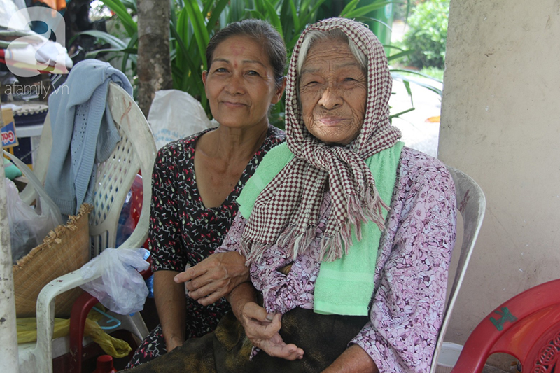 Người phụ nữ 62 tuổi cả đời không lấy chồng vì mải nuôi mẹ và dì, nhà là hai cây dù cũ nát nép dưới chân cầu Sài Gòn