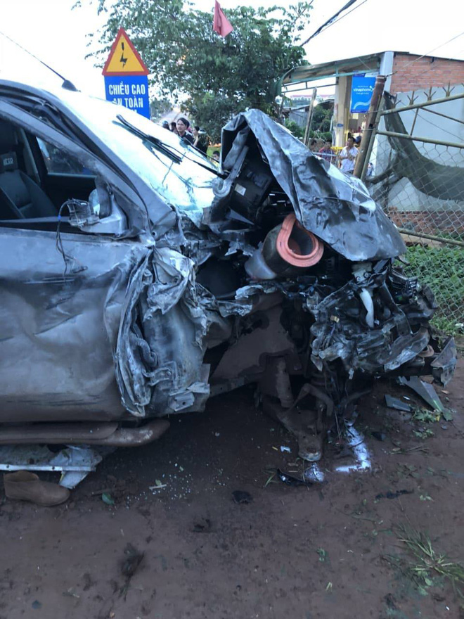 Ô tô bán tải tông liên tiếp 3 xe máy khiến 2 người chết, 1 người bị thương nặng