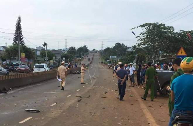 Ô tô bán tải tông liên tiếp 3 xe máy khiến 2 người chết, 1 người bị thương nặng