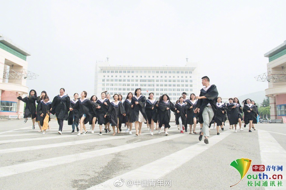 Chùm ảnh kỷ yếu của những lớp học chỉ có 1 nam nhân hoặc 1 nữ nhân: Không cần làm gì cũng nổi bần bật