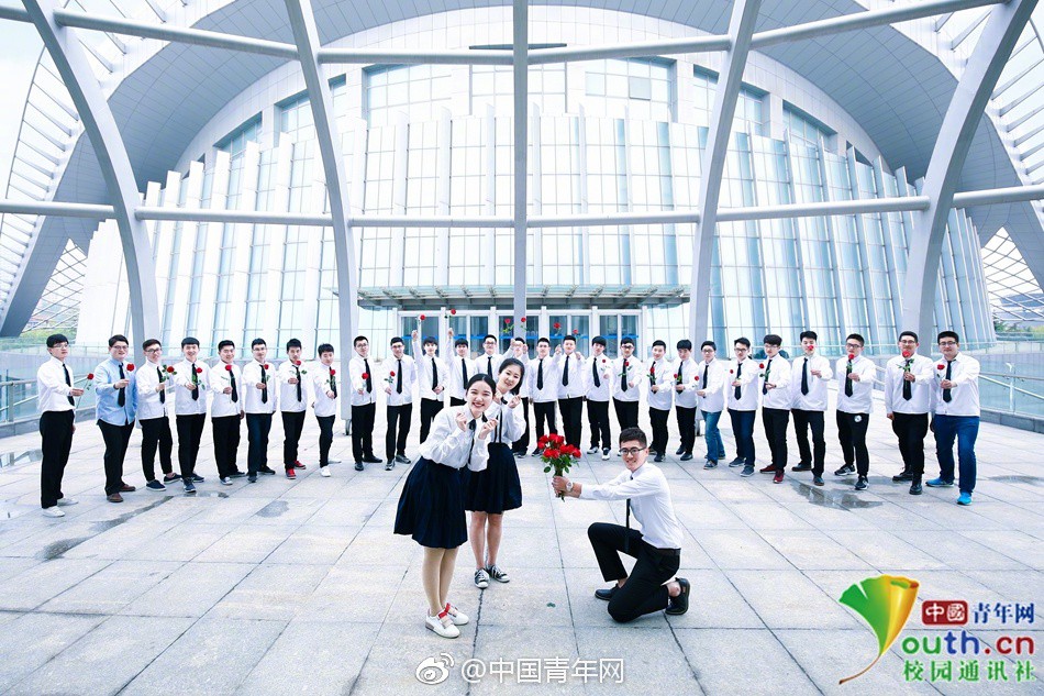 Chùm ảnh kỷ yếu của những lớp học chỉ có 1 nam nhân hoặc 1 nữ nhân: Không cần làm gì cũng nổi bần bật