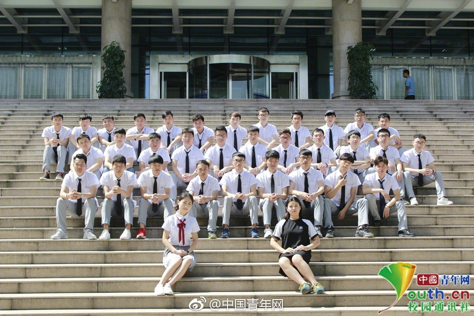 Chùm ảnh kỷ yếu của những lớp học chỉ có 1 nam nhân hoặc 1 nữ nhân: Không cần làm gì cũng nổi bần bật