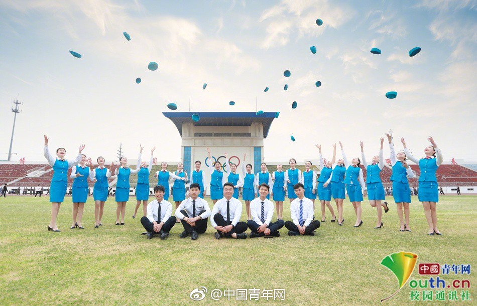 Chùm ảnh kỷ yếu của những lớp học chỉ có 1 nam nhân hoặc 1 nữ nhân: Không cần làm gì cũng nổi bần bật