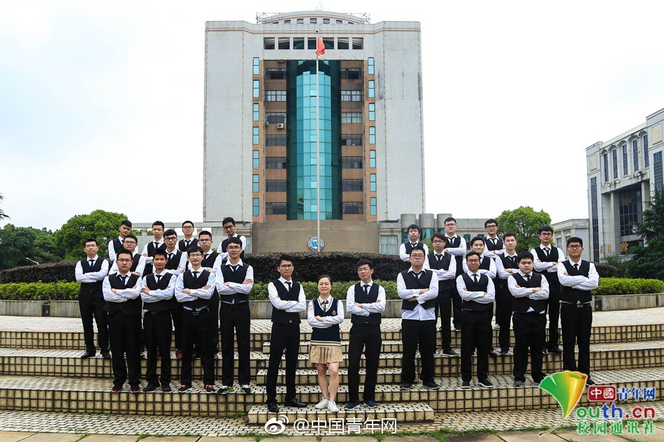 Chùm ảnh kỷ yếu của những lớp học chỉ có 1 nam nhân hoặc 1 nữ nhân: Không cần làm gì cũng nổi bần bật