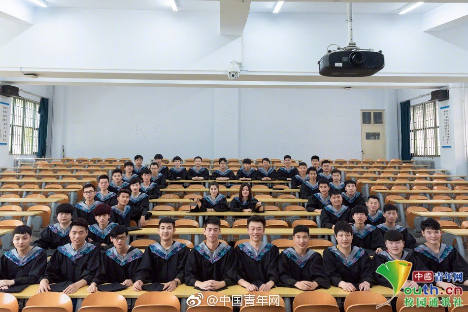 Chùm ảnh kỷ yếu của những lớp học chỉ có 1 nam nhân hoặc 1 nữ nhân: Không cần làm gì cũng nổi bần bật