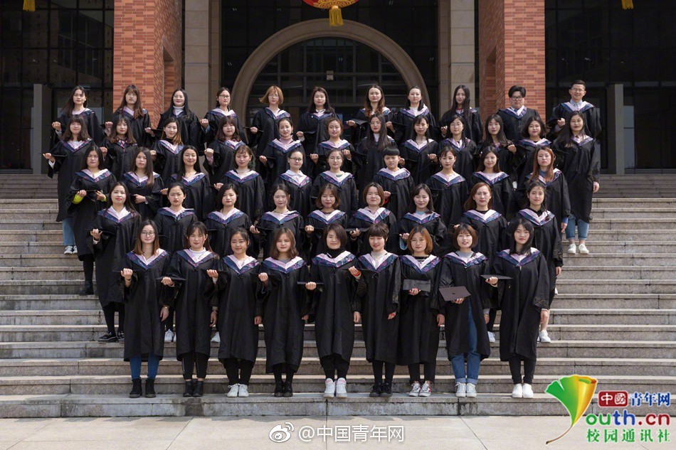 Chùm ảnh kỷ yếu của những lớp học chỉ có 1 nam nhân hoặc 1 nữ nhân: Không cần làm gì cũng nổi bần bật