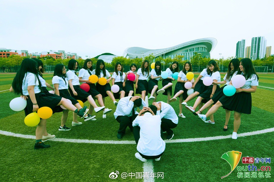 Chùm ảnh kỷ yếu của những lớp học chỉ có 1 nam nhân hoặc 1 nữ nhân: Không cần làm gì cũng nổi bần bật