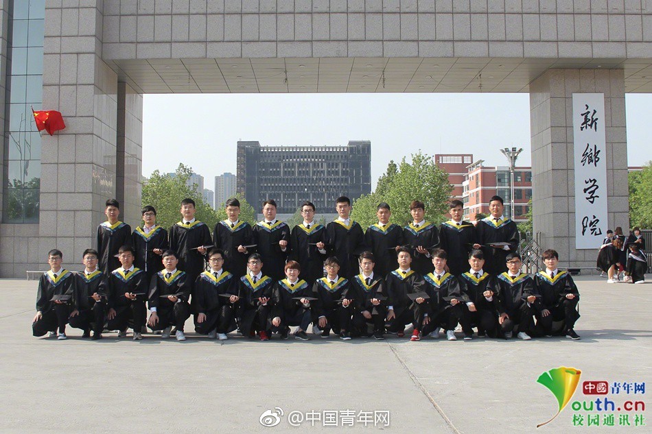 Chùm ảnh kỷ yếu của những lớp học chỉ có 1 nam nhân hoặc 1 nữ nhân: Không cần làm gì cũng nổi bần bật