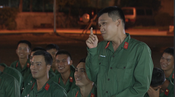 Mr. Cần Trô khiến đồng đội bấm bụng cười vì hát giọng Quảng Nôm Mr. Cần Trô khiến đồng đội bấm bụng cười vì hát giọng Quảng Nôm