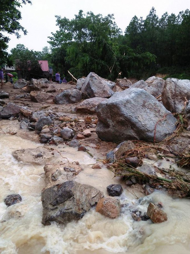 Huyện miền núi ở Thanh Hoá tan hoang sau lũ quét, 4 người chết và mất tích