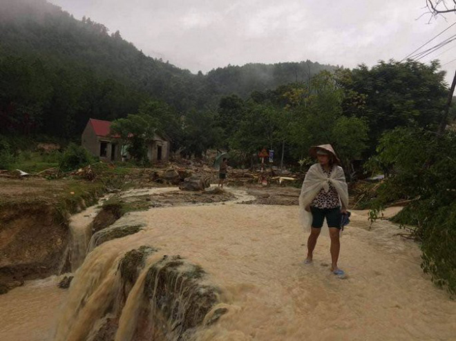 Huyện miền núi ở Thanh Hoá tan hoang sau lũ quét, 4 người chết và mất tích