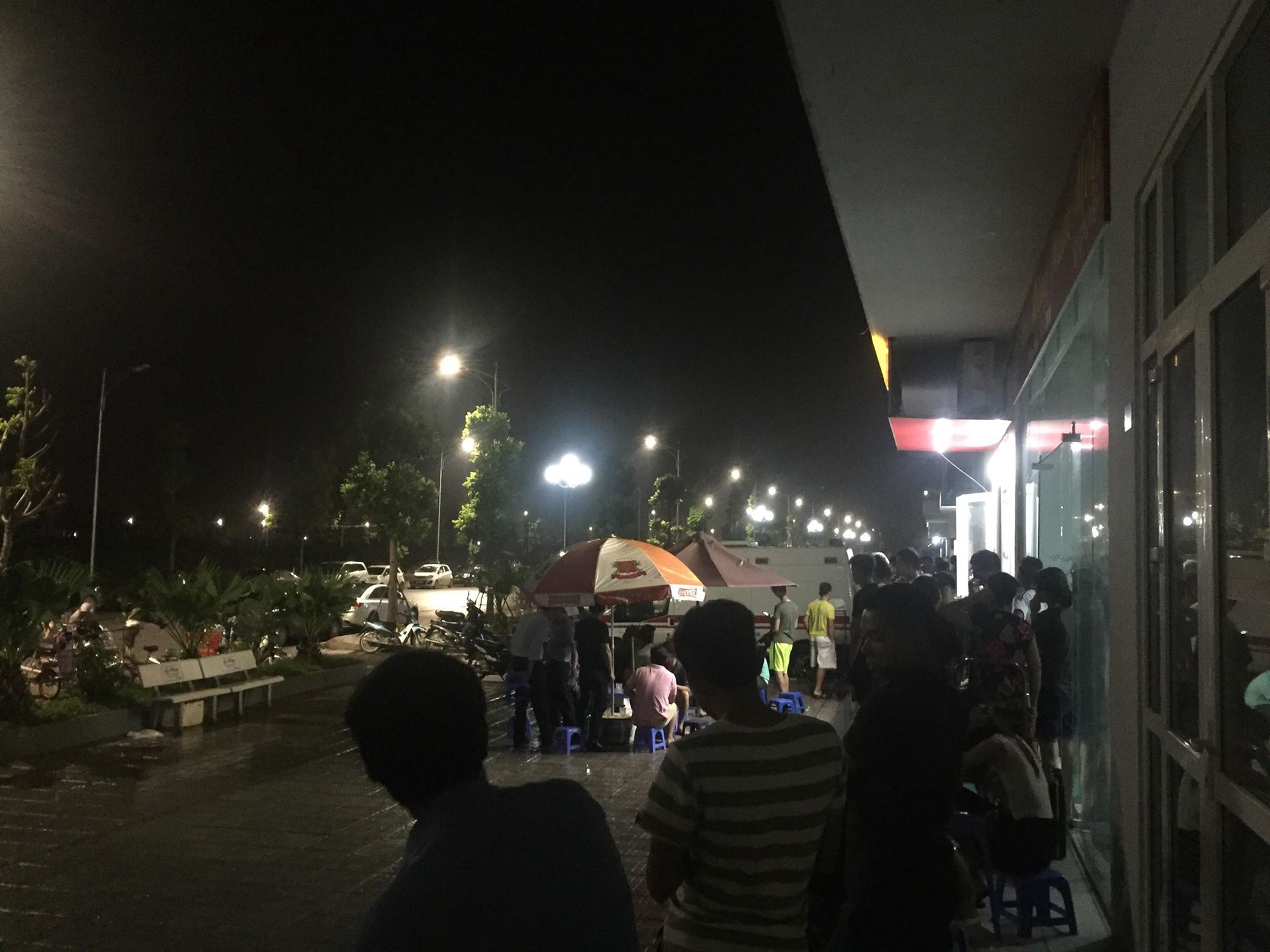 Vụ người mẹ nghi thắt cổ con và cháu ở Hà Nội: Nghe bà ấy hét tôi giết con rồi, mọi người vội lên phòng kiểm tra thì thấy cảnh rùng mình