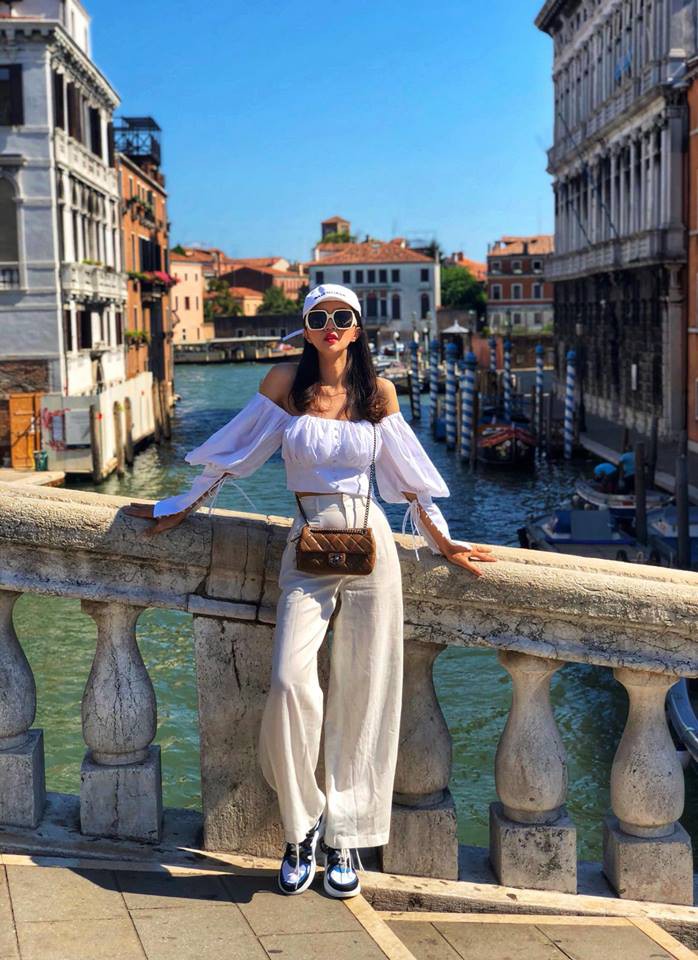 Phạm Quỳnh Anh và Elly Trần lên đồ cá tính chất lừ, đọ dáng gợi cảm trong street style tuần này