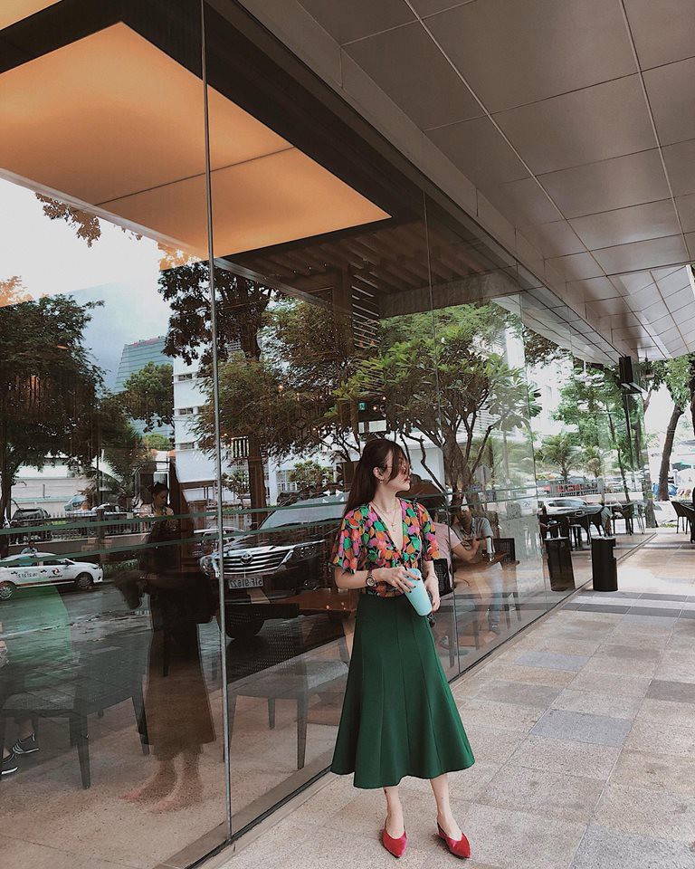 Phạm Quỳnh Anh và Elly Trần lên đồ cá tính chất lừ, đọ dáng gợi cảm trong street style tuần này