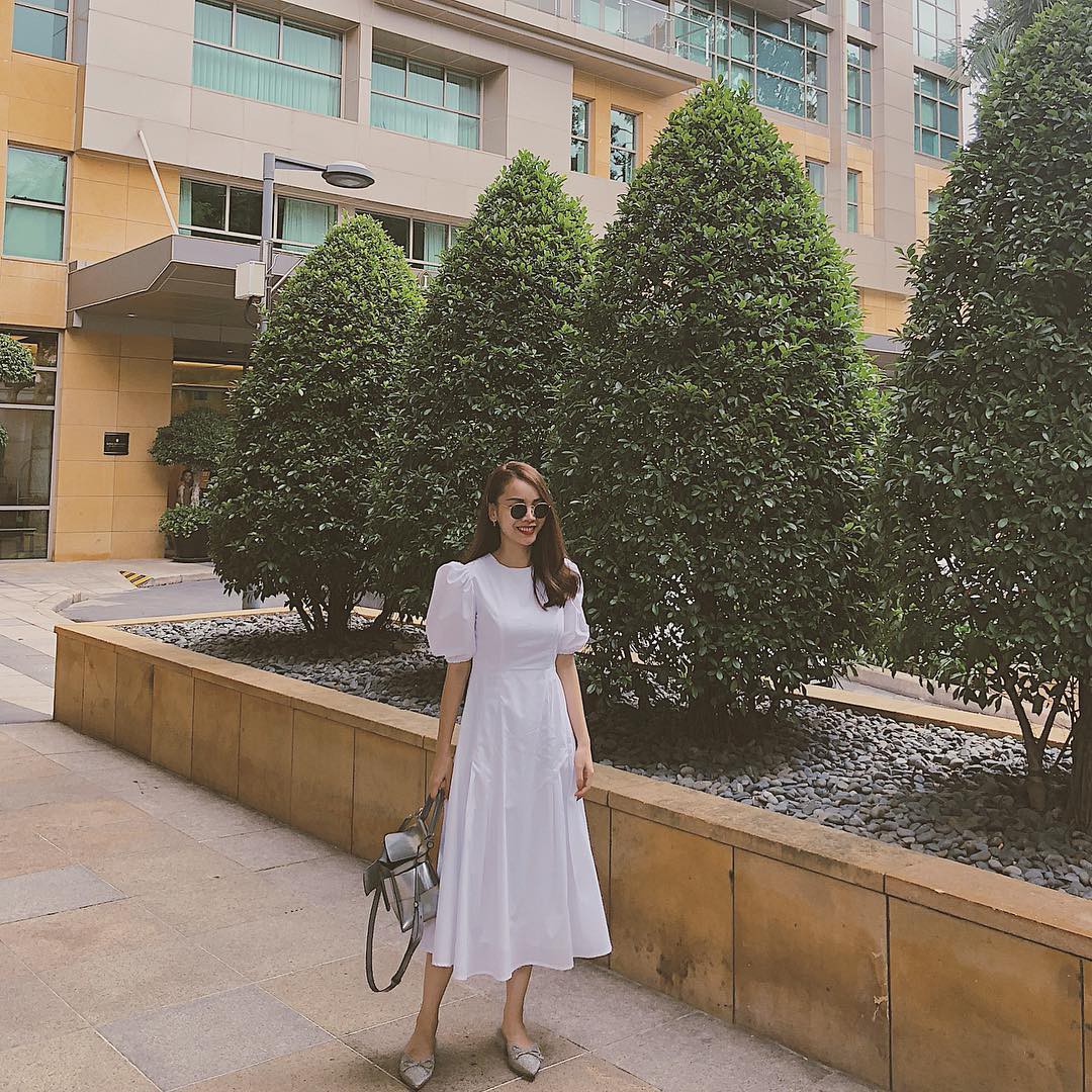 Phạm Quỳnh Anh và Elly Trần lên đồ cá tính chất lừ, đọ dáng gợi cảm trong street style tuần này