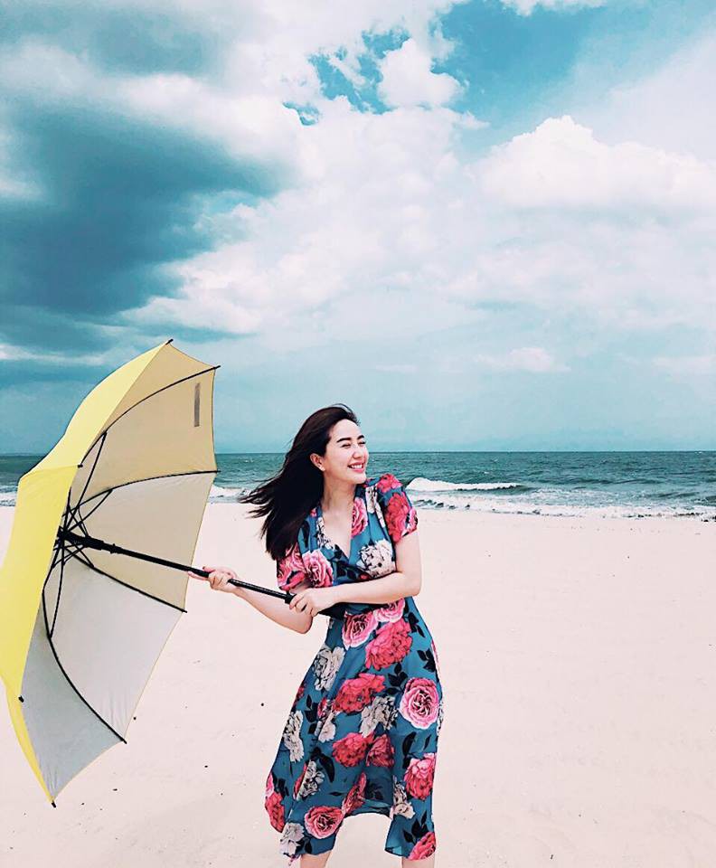 Phạm Quỳnh Anh và Elly Trần lên đồ cá tính chất lừ, đọ dáng gợi cảm trong street style tuần này