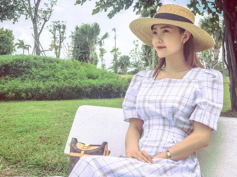 Phạm Quỳnh Anh và Elly Trần lên đồ cá tính chất lừ, đọ dáng gợi cảm trong street style tuần này