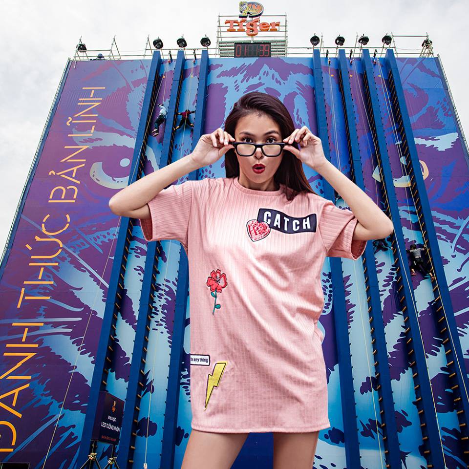 Phạm Quỳnh Anh và Elly Trần lên đồ cá tính chất lừ, đọ dáng gợi cảm trong street style tuần này