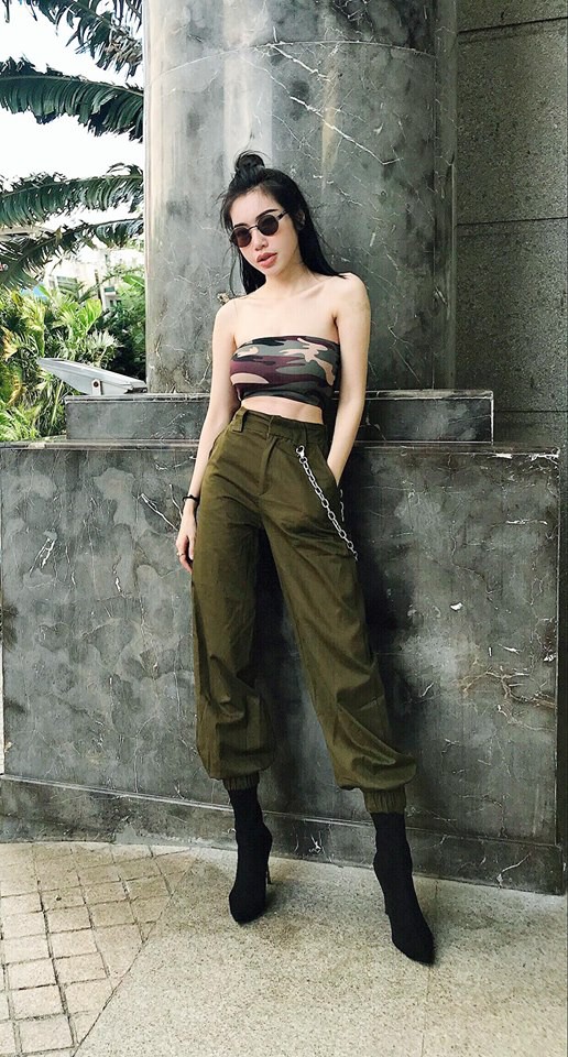 Phạm Quỳnh Anh và Elly Trần lên đồ cá tính chất lừ, đọ dáng gợi cảm trong street style tuần này