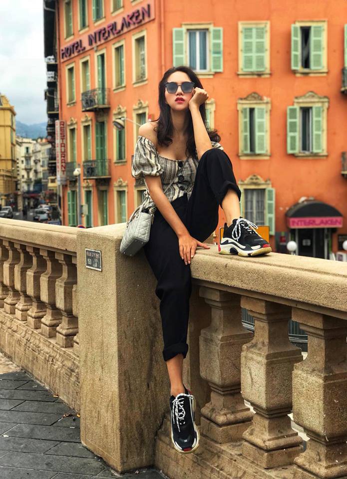 Phạm Quỳnh Anh và Elly Trần lên đồ cá tính chất lừ, đọ dáng gợi cảm trong street style tuần này