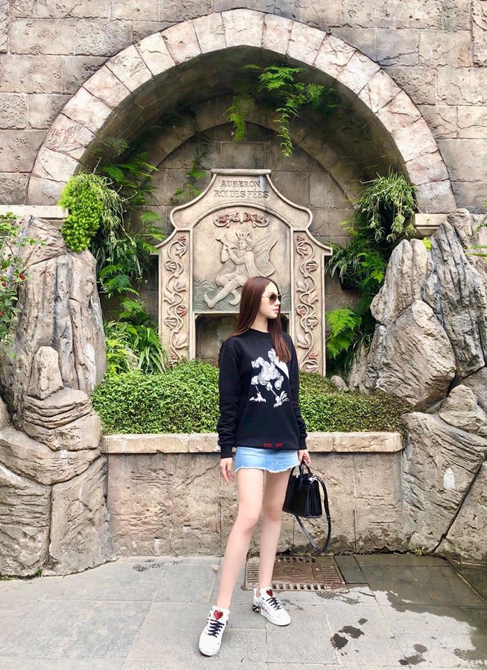 Phạm Quỳnh Anh và Elly Trần lên đồ cá tính chất lừ, đọ dáng gợi cảm trong street style tuần này